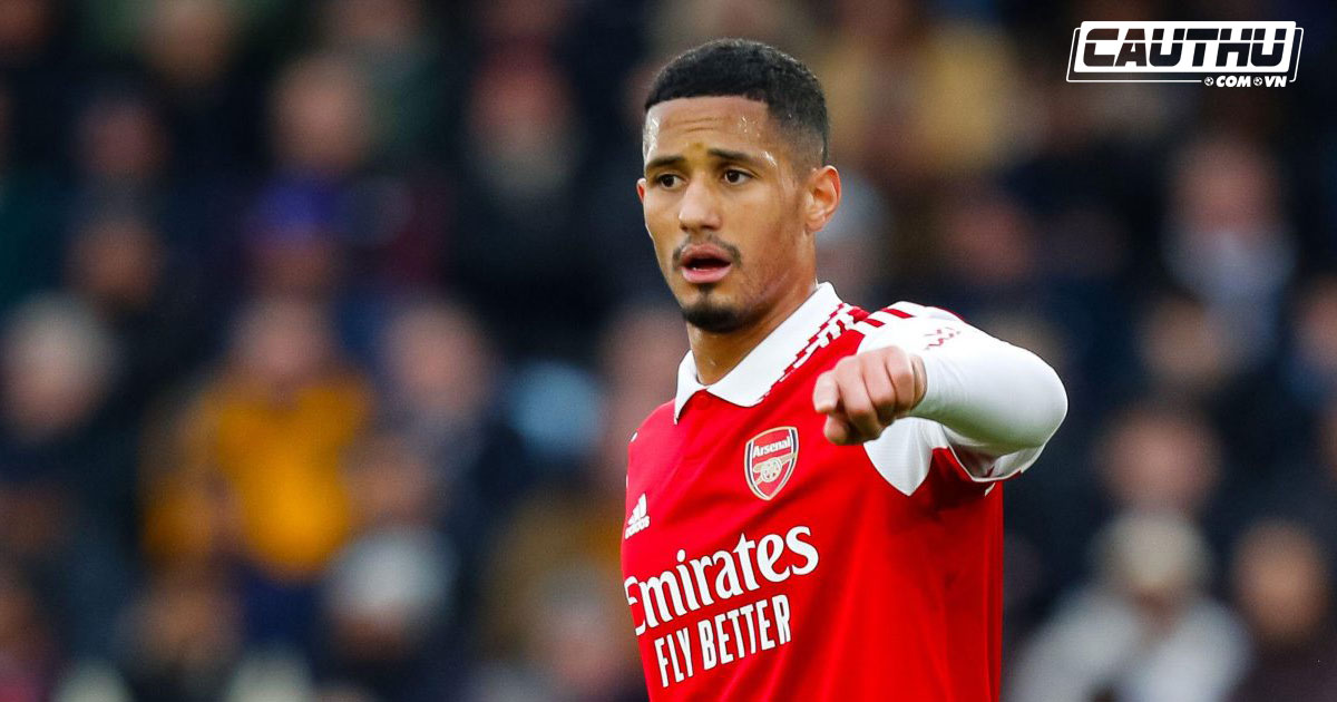 William Saliba ăn mừng ký hợp đồng mới với Arsenal.